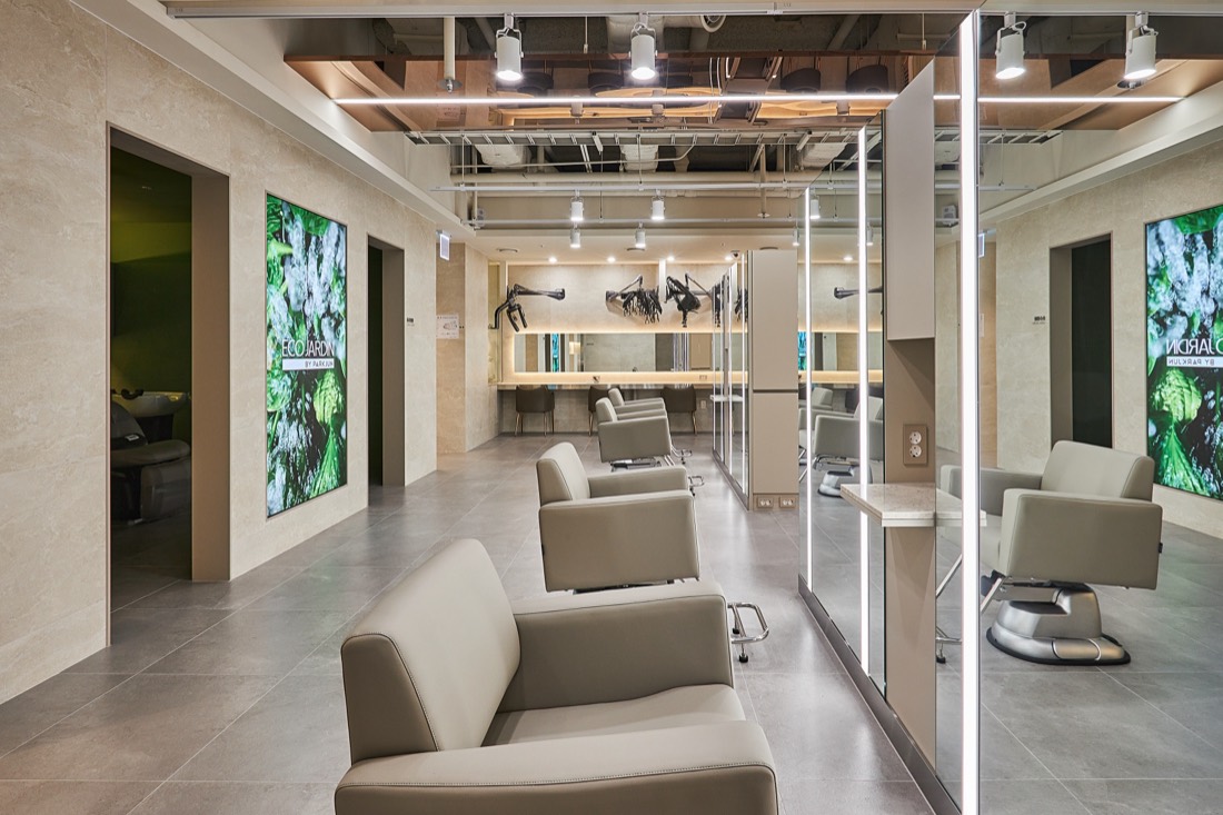 Botanical lounge corridor at EcoJardin