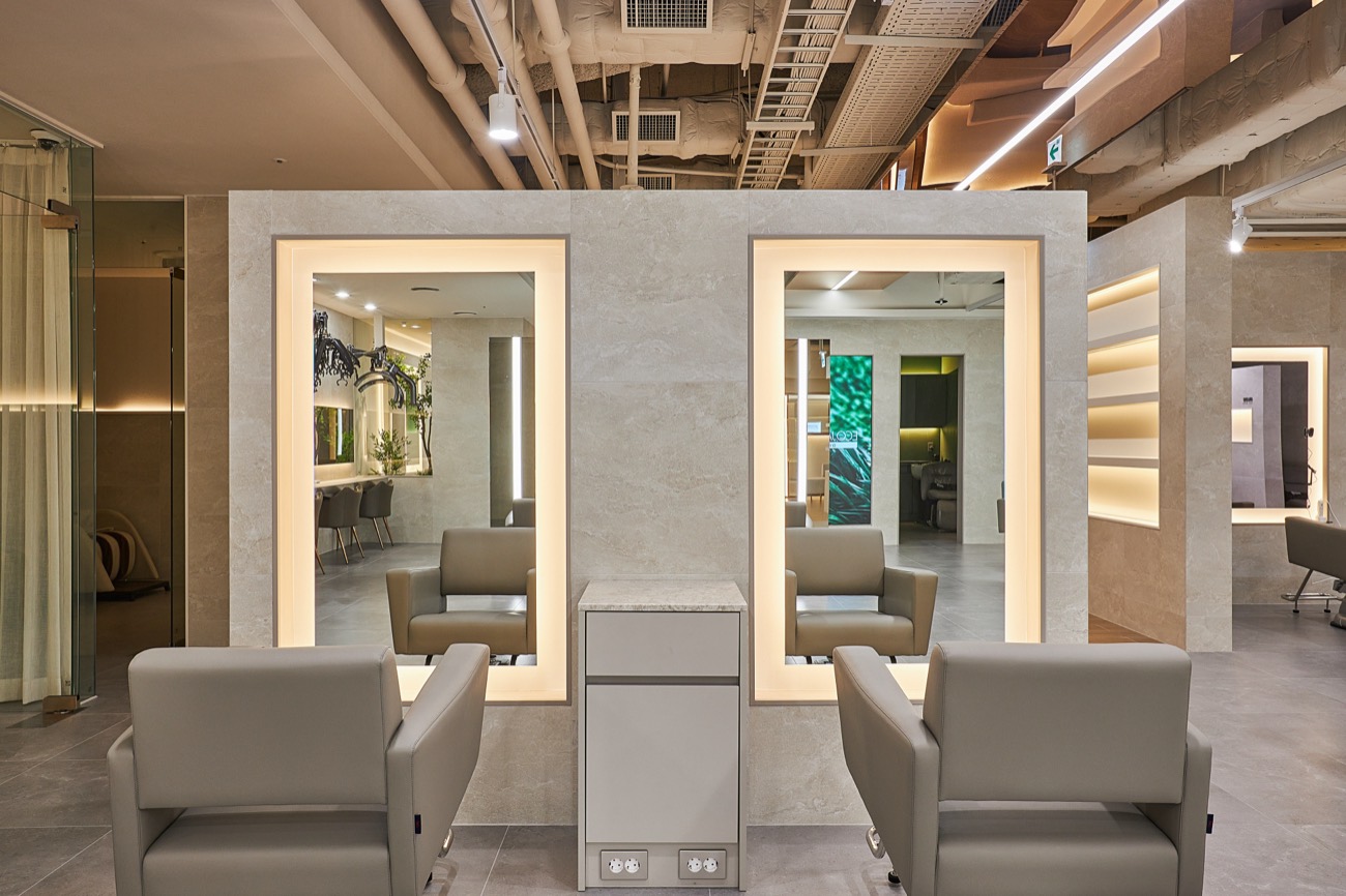 Lit vanity mirrors